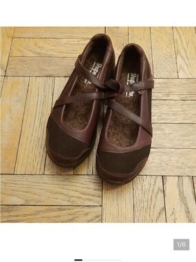 Skechers shape ups brown size 10 mary jane